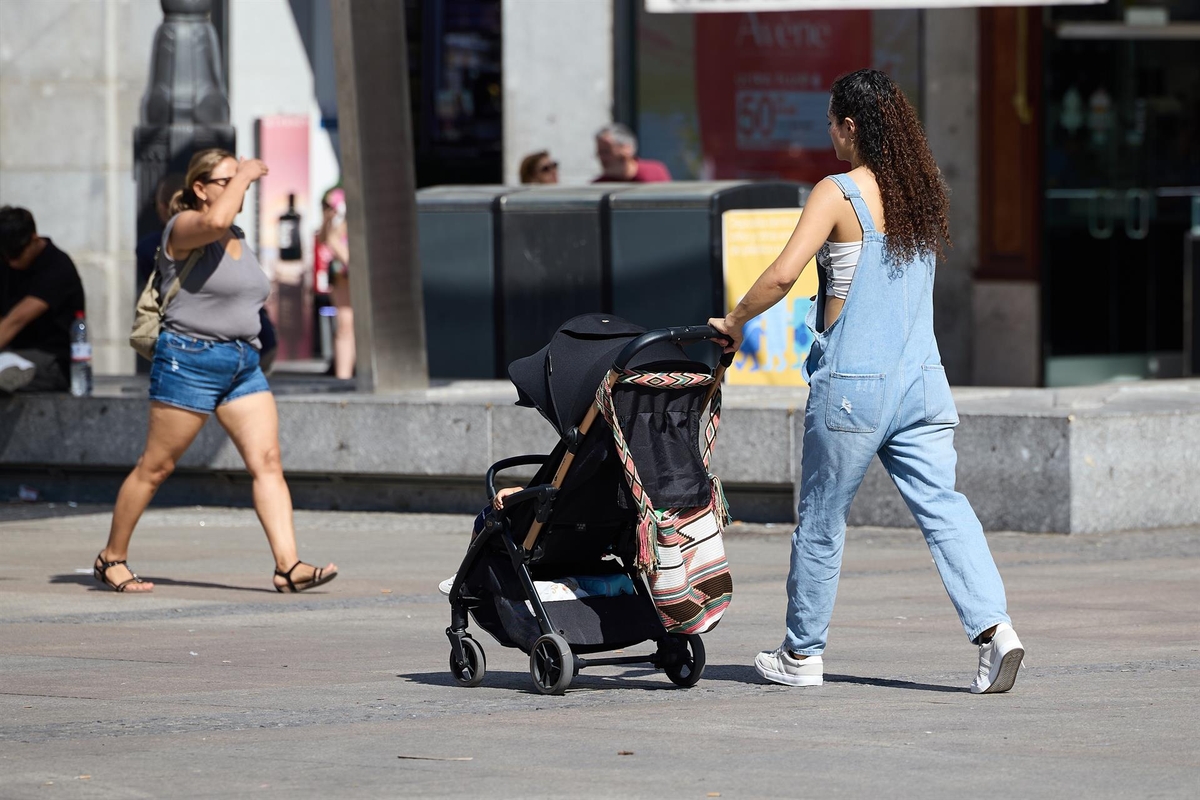 Una mujer pasea a su