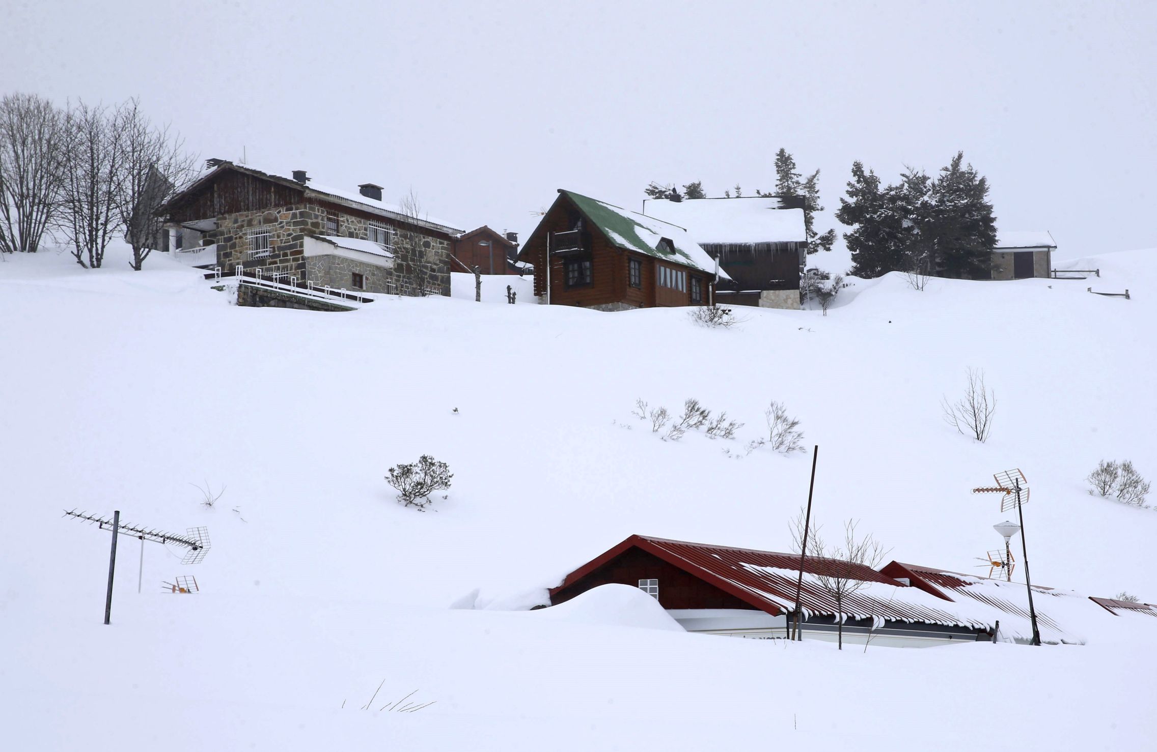 Foto: Imagen de la localidad asturiana tras un temporal de nieve. (EFE)