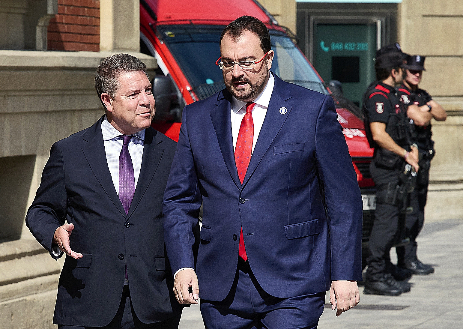 Los presidentes de Castilla-La Mancha, Emiliano García-Page y de Asturias, Adrián Barbón.