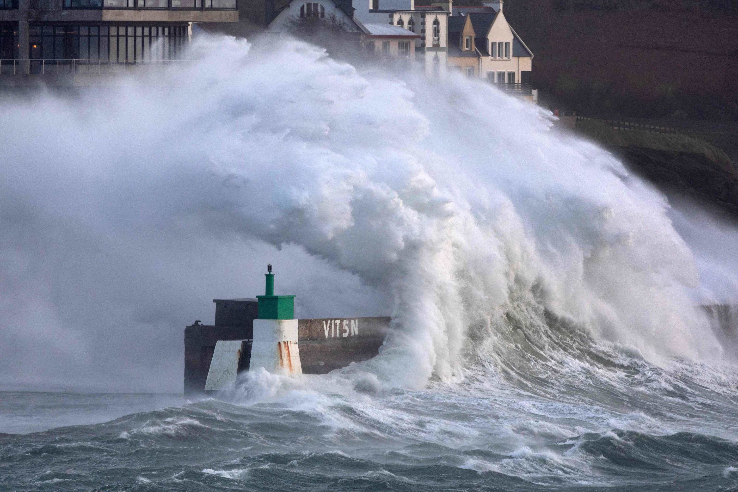 Olas brutales en el puerto de Le Conquet, al oeste de Francia, por el paso de Goretti.