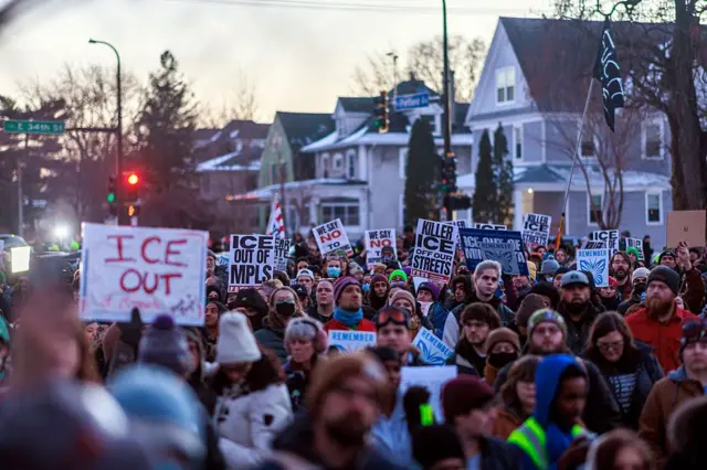 Una protesta contra el ICE durante una vigilia para Renee Good, muerta a tiros por uno de sus agentes.