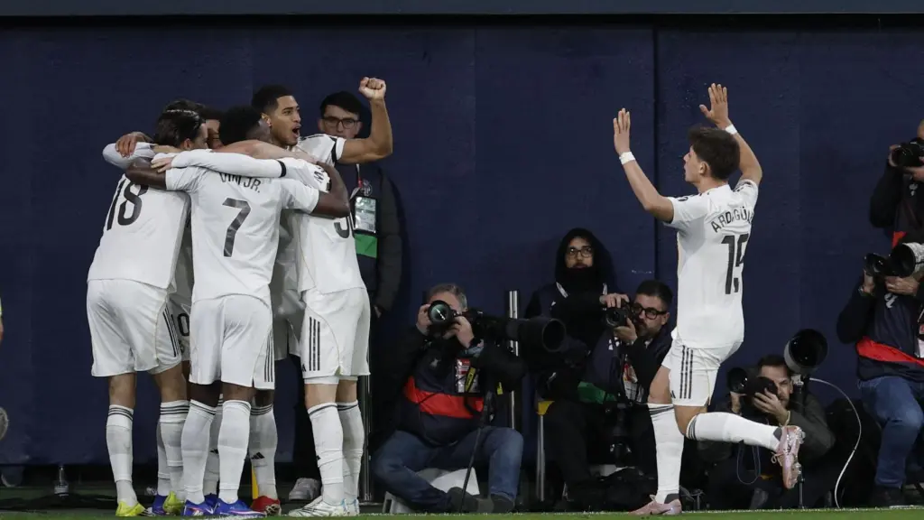Los jugadores del Real Madrid celebran el gol de Mbappé ante el Villarreal.