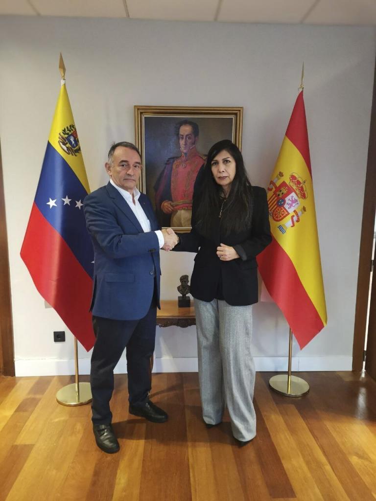 Enrique Santiago, el sábado, con la embajadora de Venezuela en España, Gladys Gutiérrez.