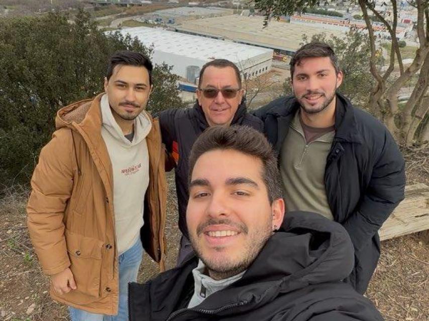 Nachez, Ekaitz Gil y Jorge Peiró, en la colina de Montmeló junto al periodista inglés Jon Noble