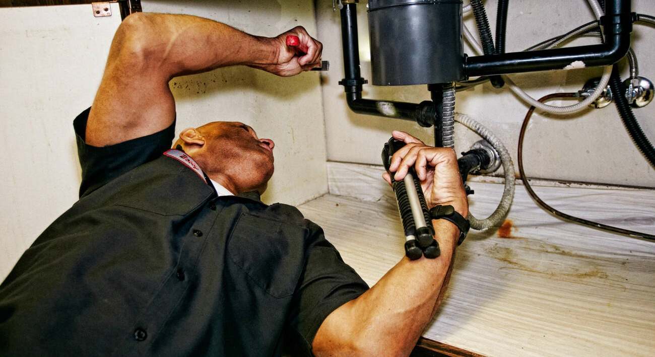 Por qué los trabajos manuales van a ganar más dinero gracias a la IA: "Esta tecnología no puede cambiar una tubería"
