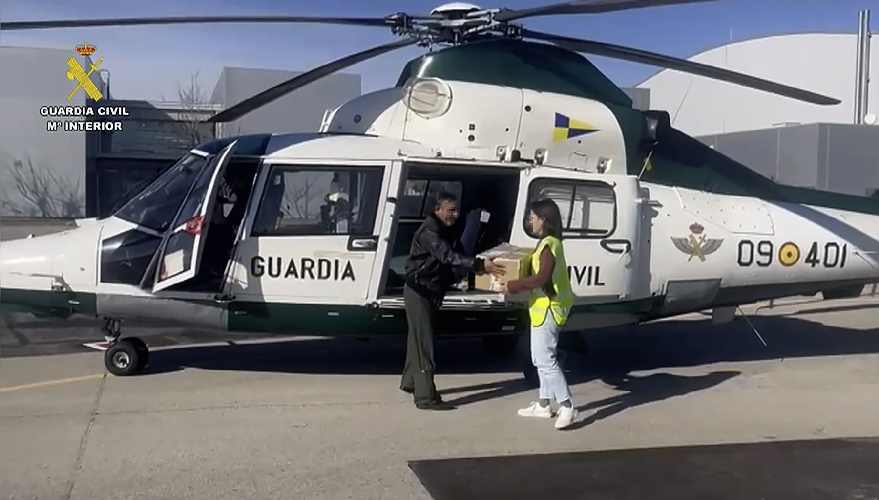 Una agente de la Guaerdia Civil lleva muestras de ADN de las víctimas del accidente de tren a un helicóptero para su traslado al Laboratorio.