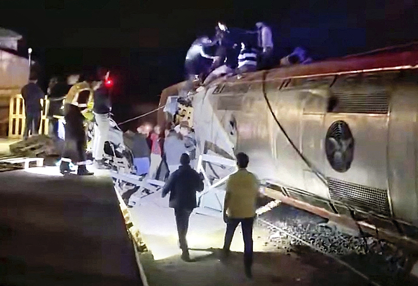 Las asistencias, trabajando sobre el tren de alta velocidad Iryo siniestrado en Adamuz (Córdoba) el pasado domingo, en plena noche.