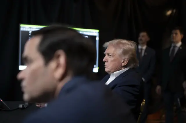 Los rostros de Rubio y Trump, con una pantalla detrás.