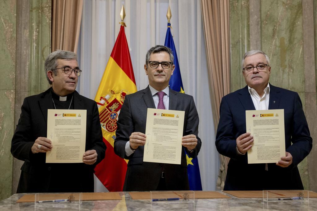 De izqda. a dcha., Luis Argüello, presidente de la Conferencia Episcopal; el ministro Félix Bolaños y el presidente de la Conferencia Española de Religiosos, Jesús Díaz Sariego, este jueves.