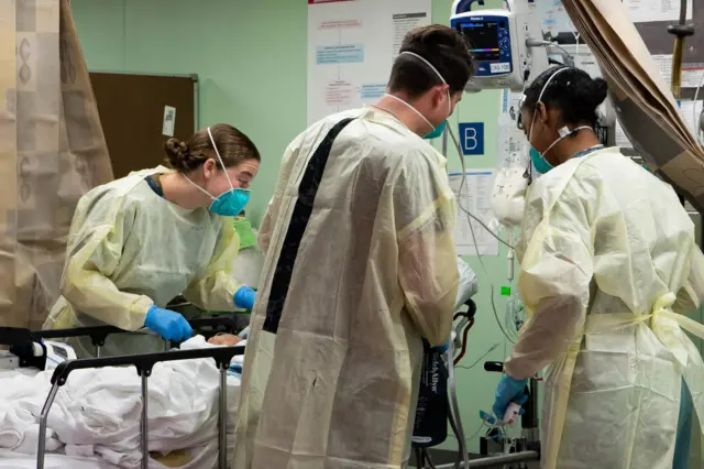 Personal médico con tapabocas atendiendo un paciente durante la pandemia por la covid