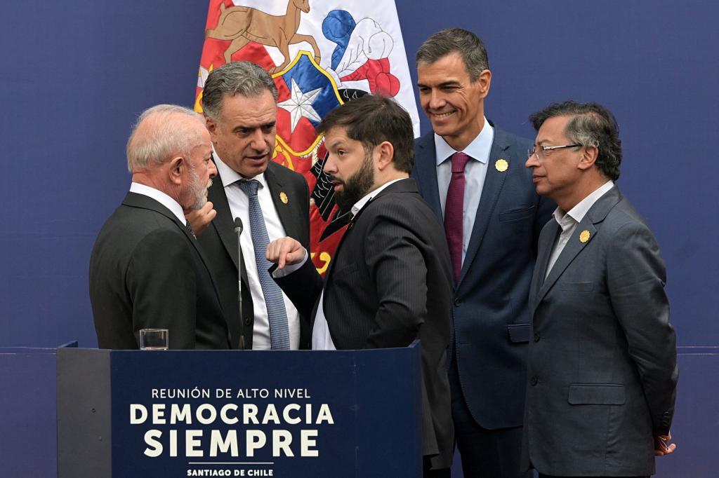 Sánchez con los presidentes de Brasil, Uruguay, Chile y Colombia en julio de 2025.