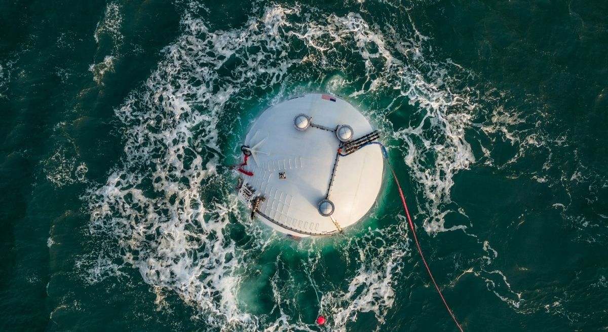El sorprendente método que resuelve los problemas para explotar una de las mayores fuentes de energía sostenible: lanzar esferas gigantes al mar