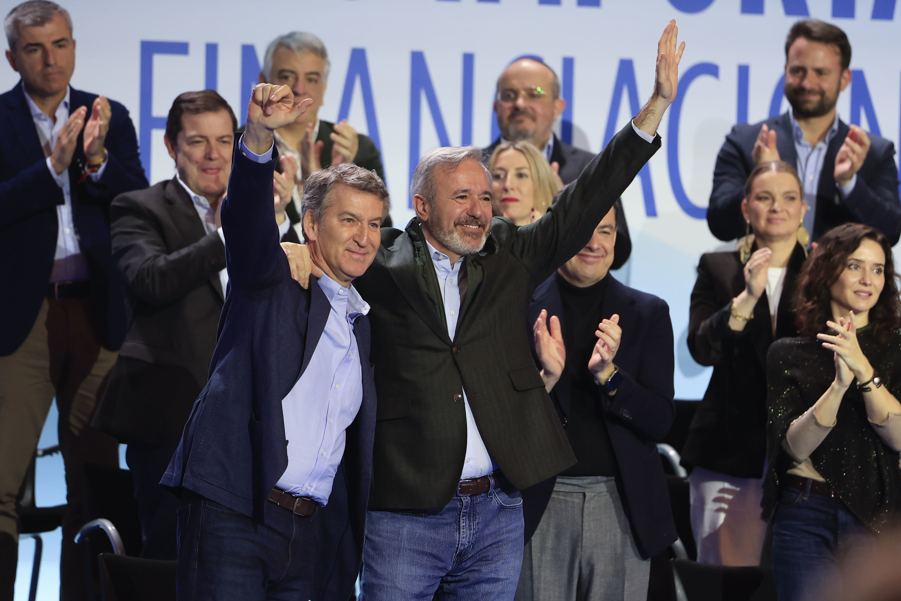 El presidente de PP, Alberto Núñez Feijóo, junto al presidente de Aragón, Jorge Azcón durante el acto celebrado hoy en Zaragoza