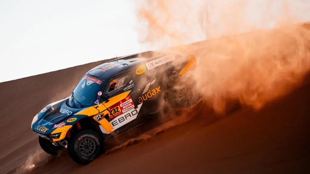 Laia Sainz sortea una duna en la etapa 9 del Rally Dakar.