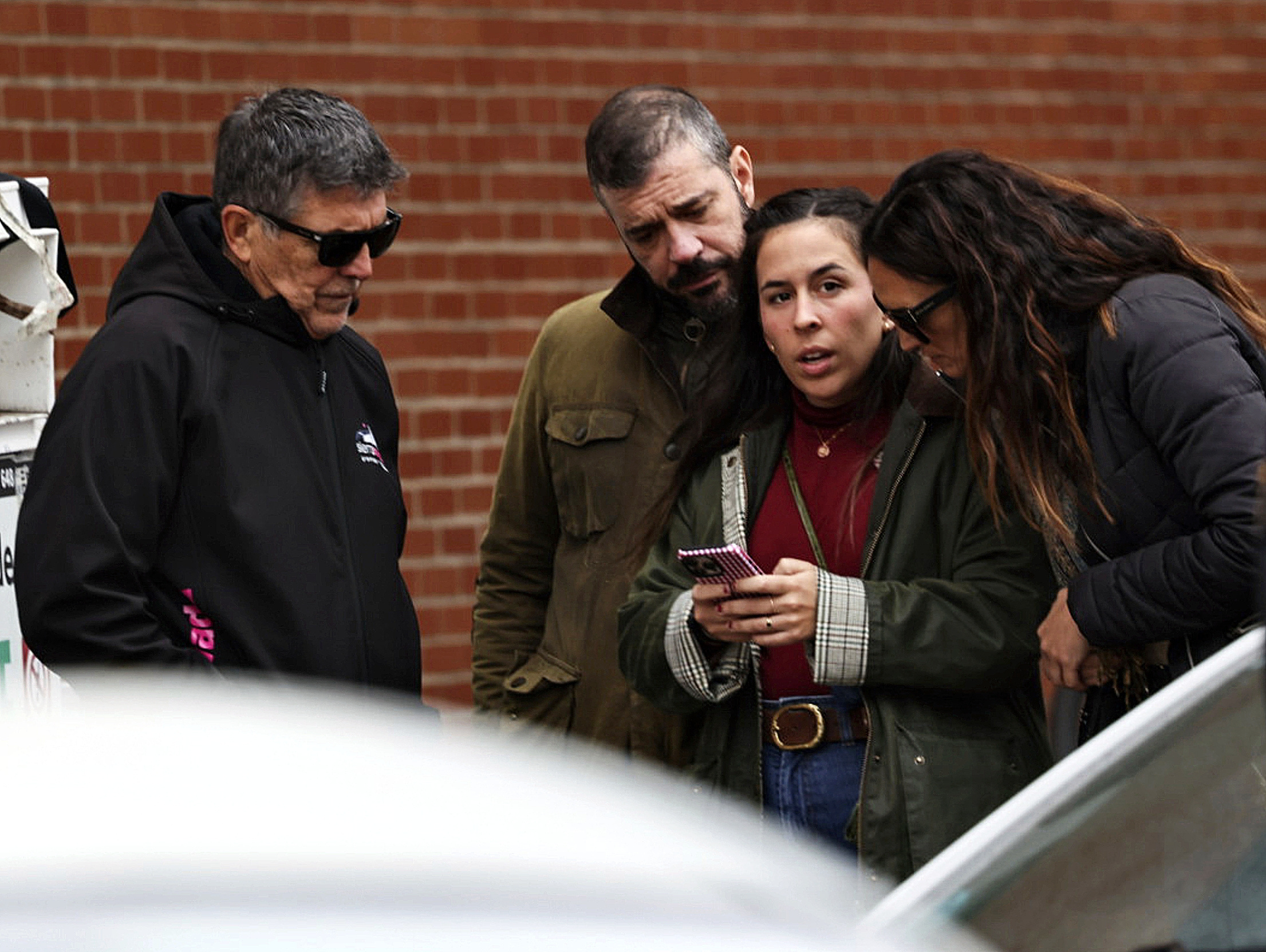 Familiares de víctimas del accidente de Adamuz esperan en el centro cívico de Córdoba noticias sobre sus allegados.