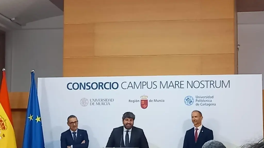 El jefe del Ejecutivo regional mostrando su apoyo a la firma del Consorcio