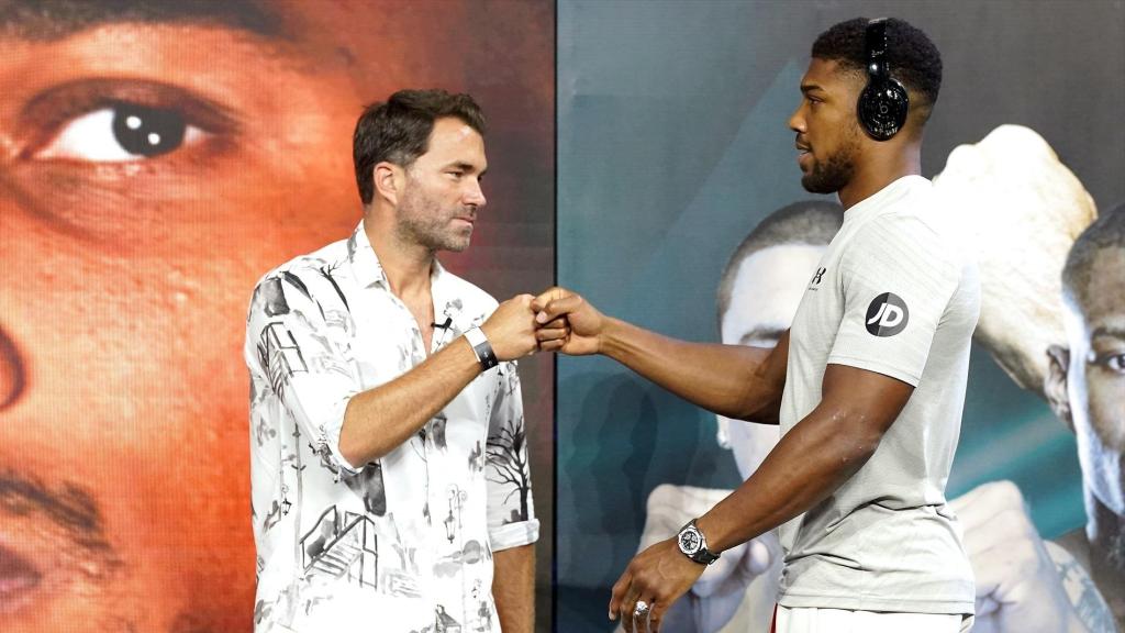 Un saludo entre el promotor Eddie Hearn y el boxeador Anthony Joshua