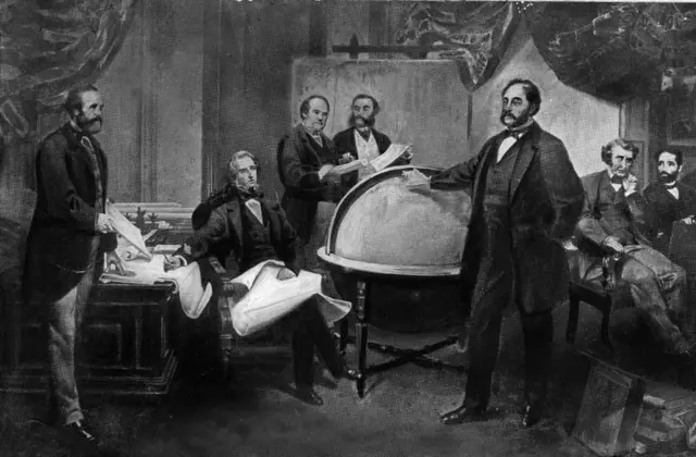 Ilustración de la época que muestra la firma de la compra de Alaska. Un hombre está de pie con la mano derecha apoyada en una bola del mundo. Otro sentado en una sillón frente a él sujeta sobre su regazo un gran rollo de papel y con la mano derecha lo que parece ser una pluma. Otros dos hombres en segundo plano sujetan unos papeles. Otros dos están sentados a la derecha. A la izquierda, un hombre está de pie.