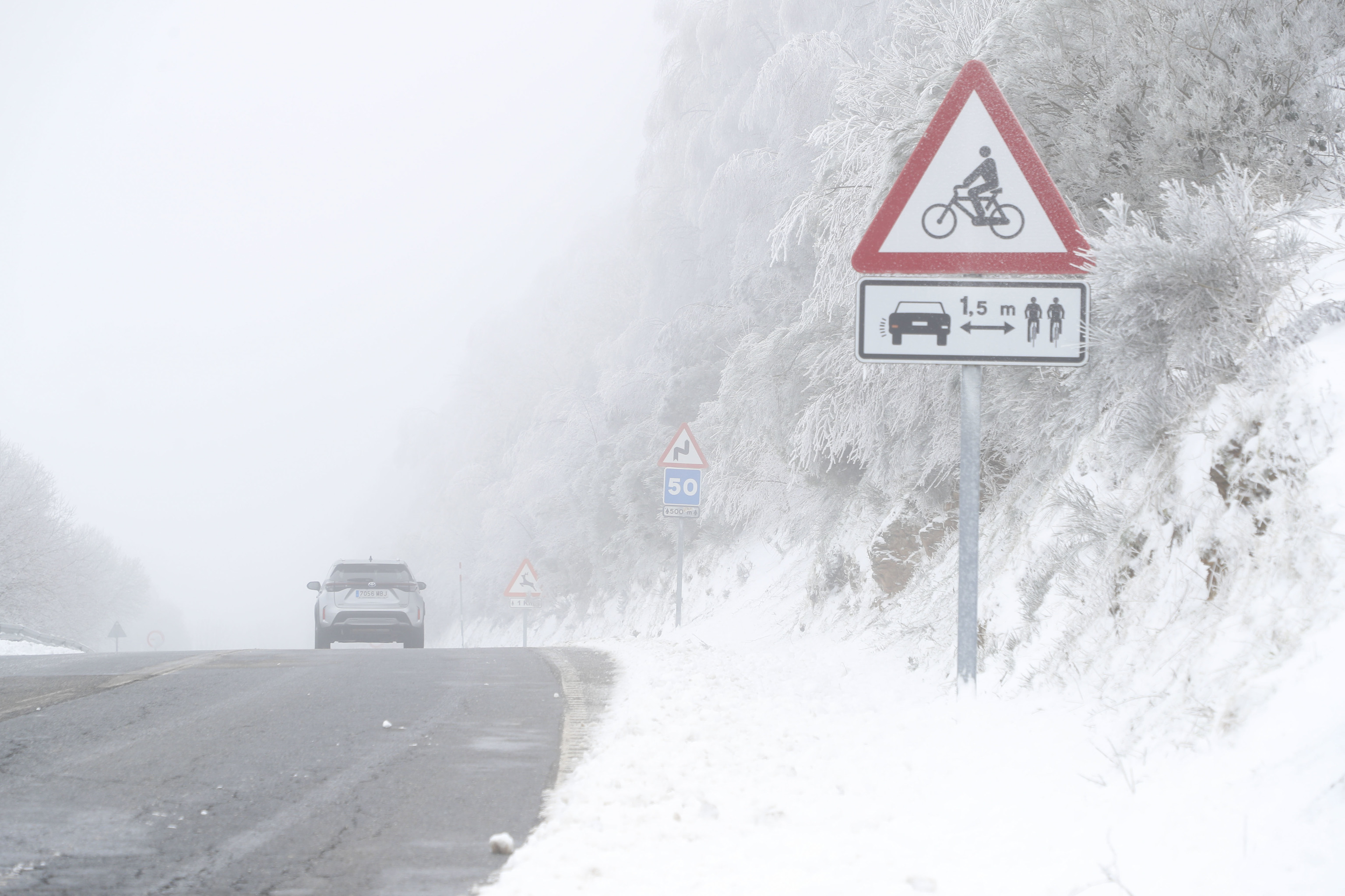 Nieve en la carretera LU 633 en el Alto do Poio, en Lugo.