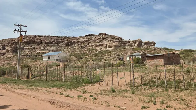 Casas antiguas y nuevas en una loma