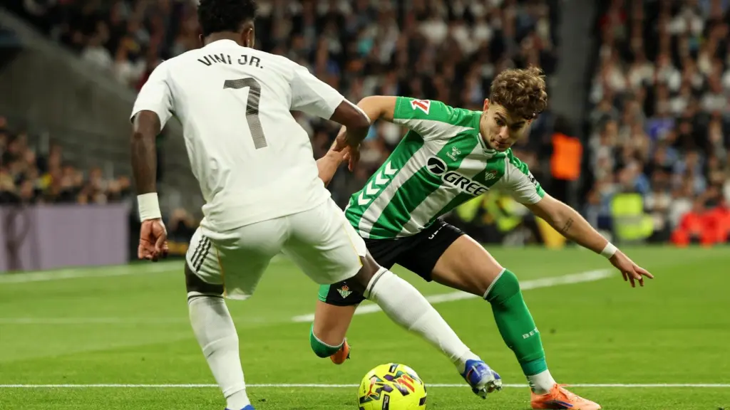Vinicius encara a Ángel Ortiz