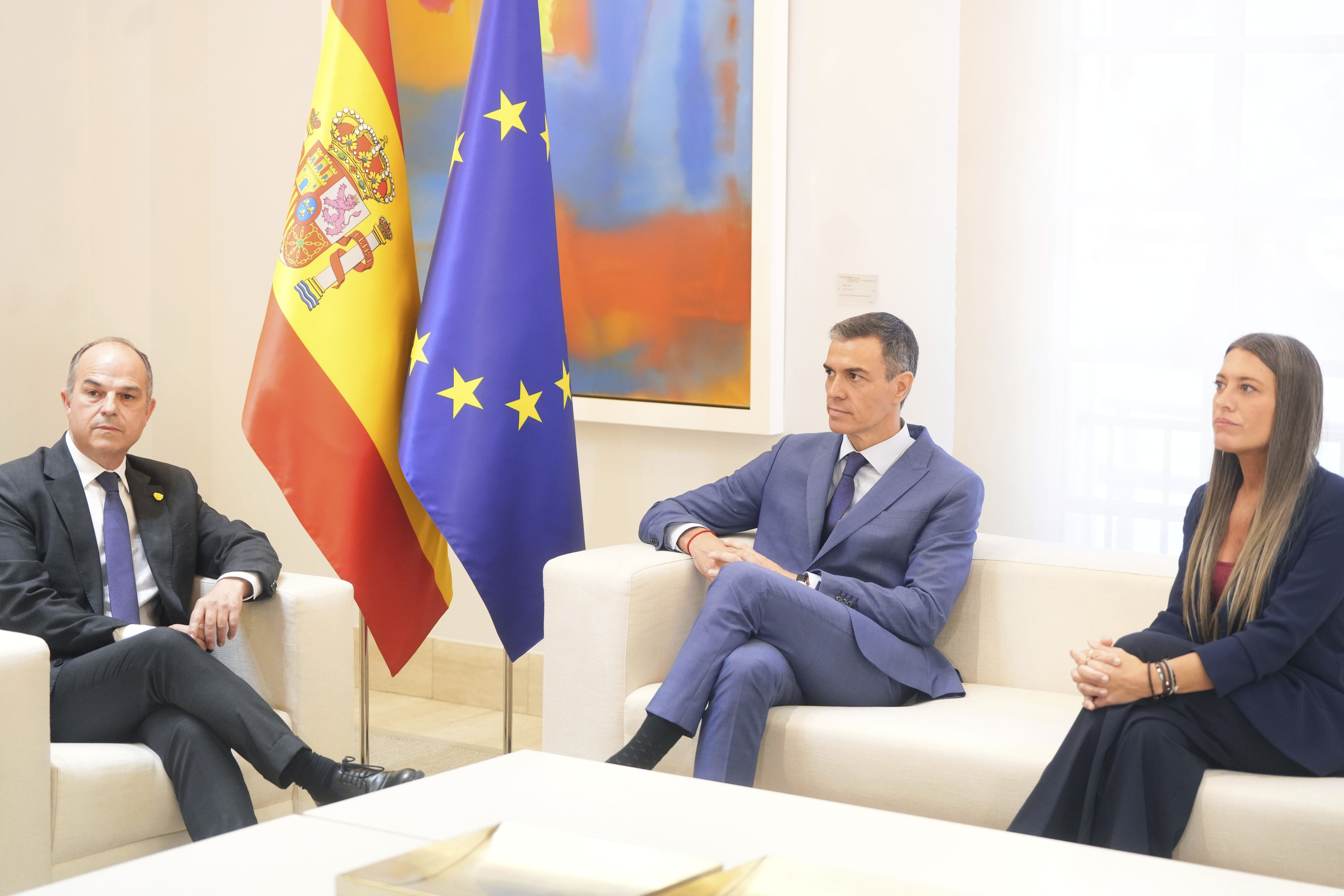 El presidente del Gobierno, Pedro Sánchez, con el secretario general de Junts, Jordi Turull, en La Moncloa en junio de 2025
