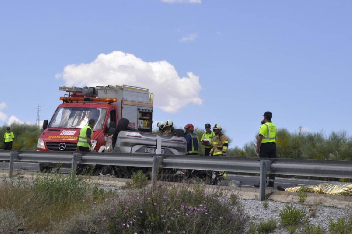 Efectivos de la Guardia Civil actuando ante un accidente de tráfico, en una imagen de archivo