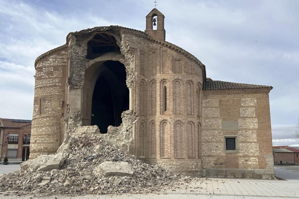 Así ha quedado la iglesia de La Asunción tras el derrumbe.