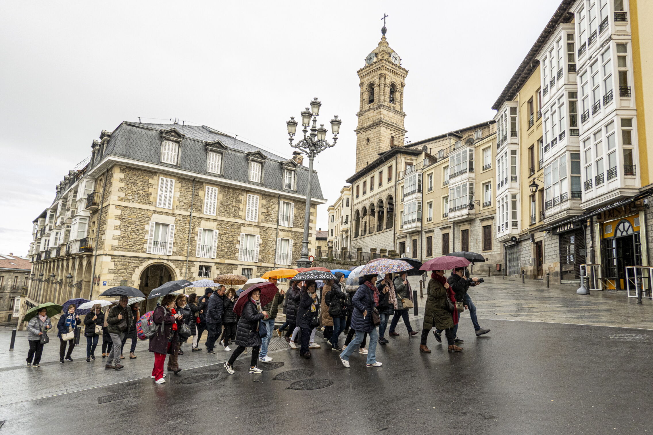 Foto: Un grupo de turistas recorren el casco medieval de esta ciudad vasca en una jornada lluviosa. (EFE)