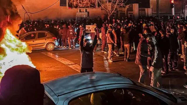 Un grupo de iraníes se congrega bloqueando una calle durante una protesta en Teherán, Irán, el 9 de enero de 2026.
