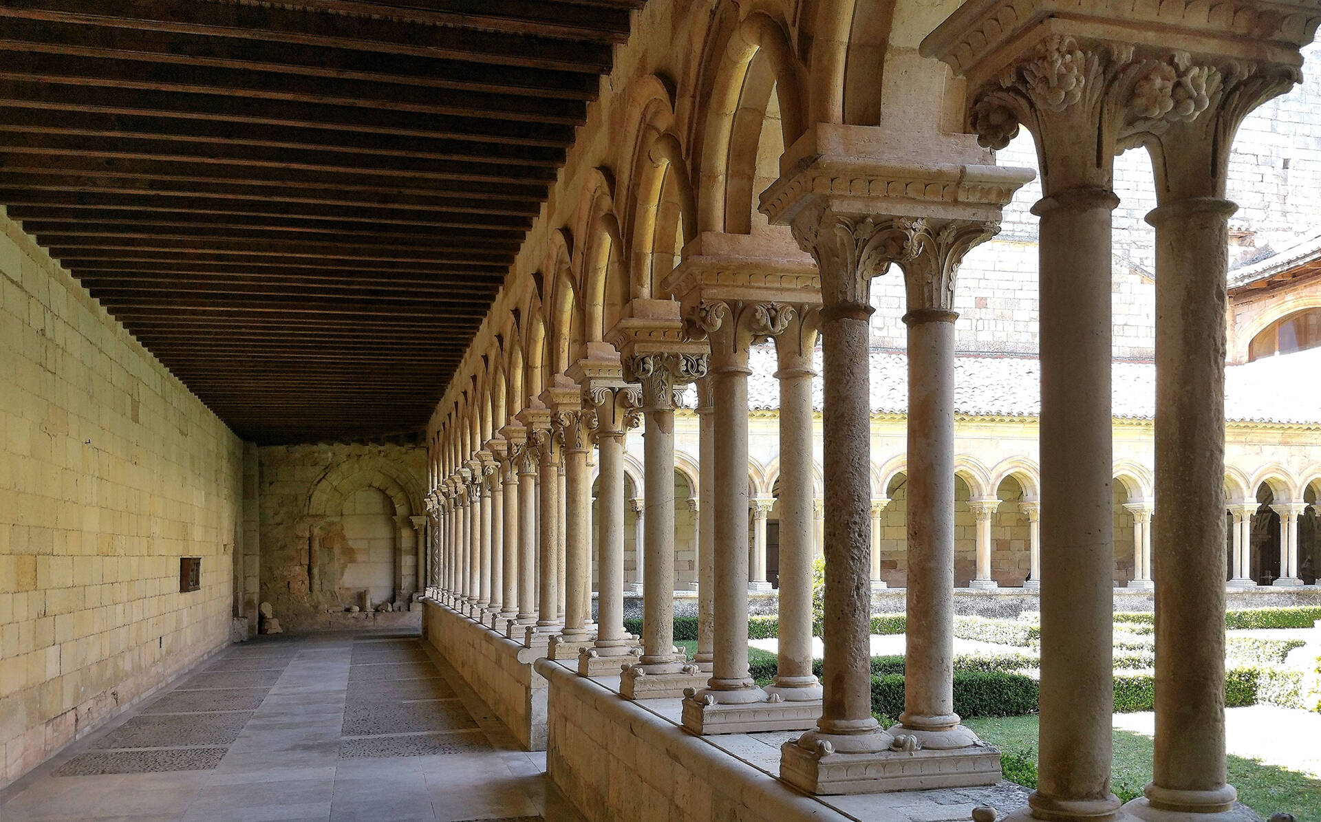 Foto: El precioso claustro de Palencia que es uno de los más bonitos de España. (Diputación de Palencia)