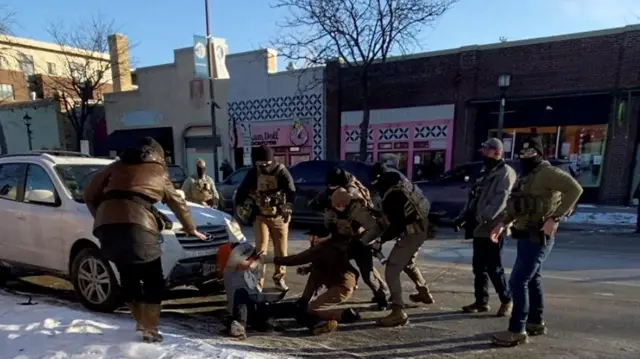 Captura de un video que muestra a los agentes reduciendo a Pretti en Mineápolis.
