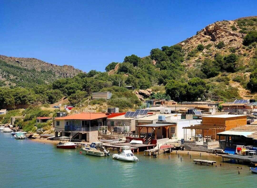 Foto: Casas levantadas casi a ras del agua y barcas amarradas dibujan un enclave singular del litoral de España. (Extraída de Facebook)