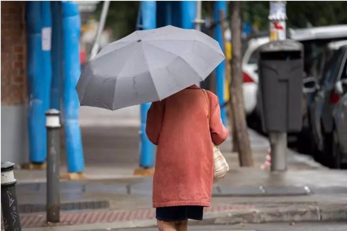 Una mujer pasea por una