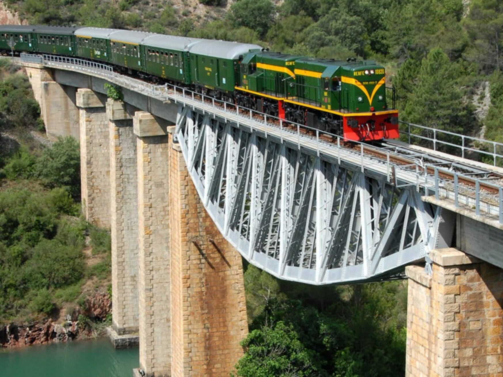 Foto: Una de las grandes arterias ferroviarias del norte peninsular, donde la ingeniería del siglo XX se funde con el paisaje abrupto de los Pirineos. (turistren.cat)