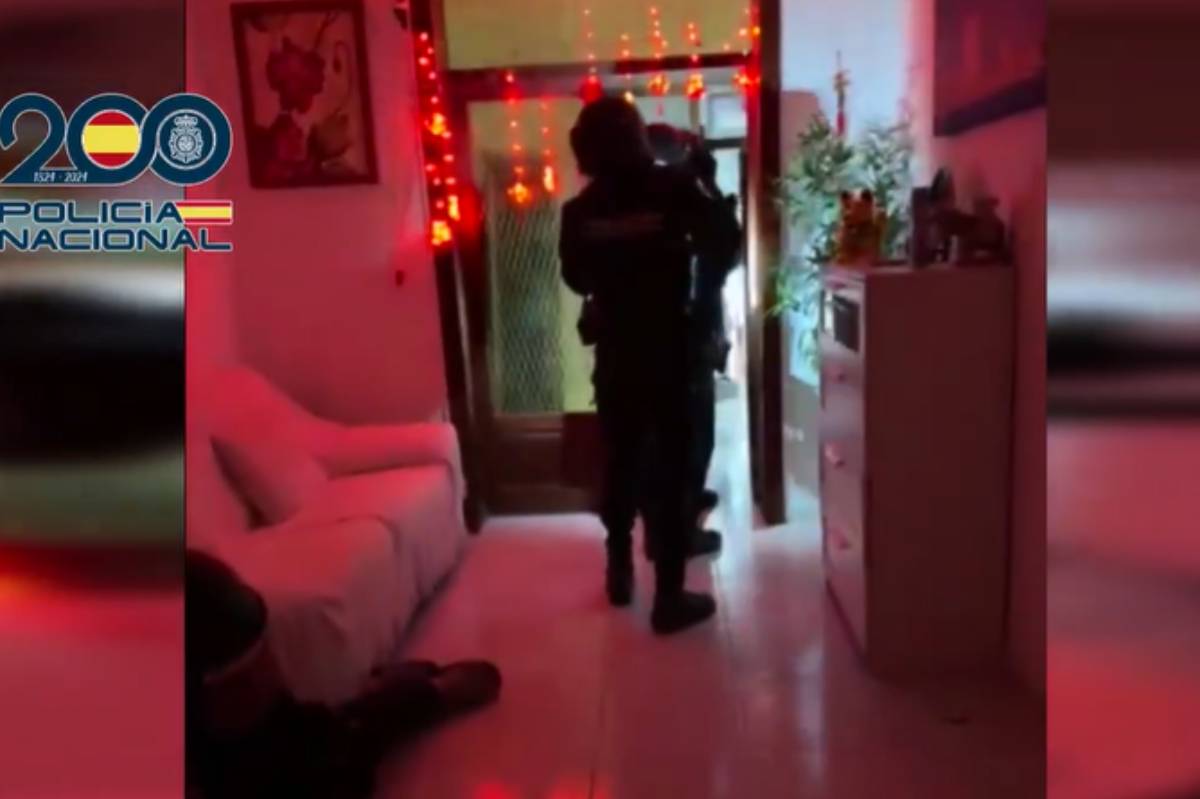 Agentes de Policía registran uno de los locales.