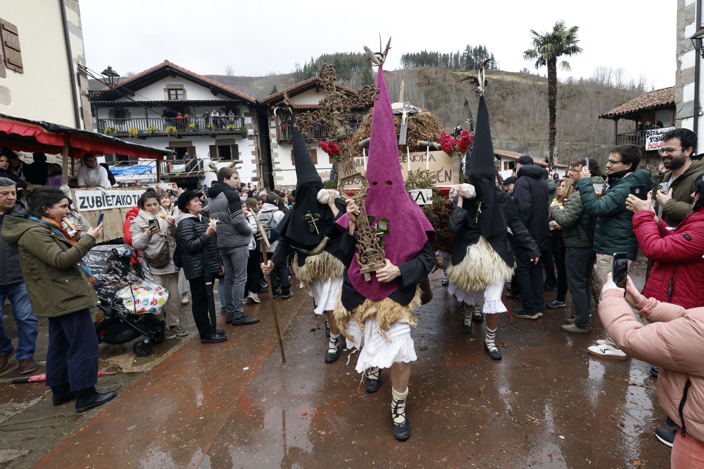 Foto: Imagen del famoso carnaval de este pueblo de Navarra, ubicado en el valle de Santesteban. (EFE)