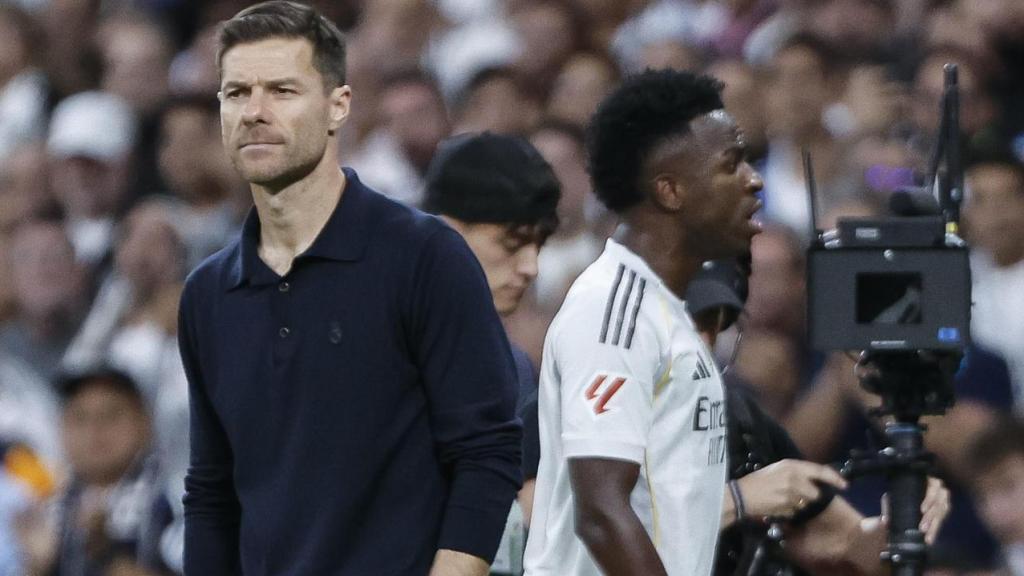 Xabi Alonso y Vinicius, cruzándose tras el momento del cambio en El Clásico