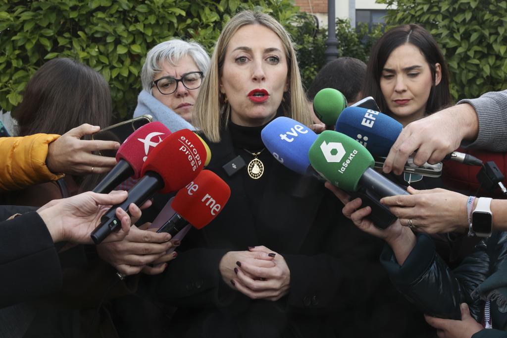 María Guardiola atiende a los medios tras la sesión constitutiva de la Asamblea de Extremadura, el pasado día 21.