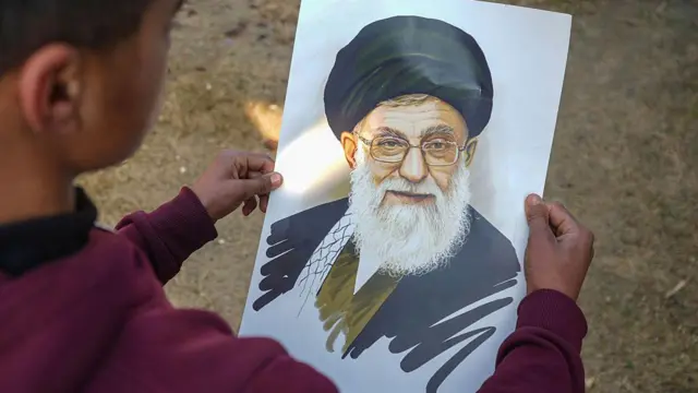 Un niño sostiene un retrato del líder supremo de Irán, el ayatolá Ali Jamenei, en Srinagar, Jammu y Cachemira, el 8 de enero de 2026.