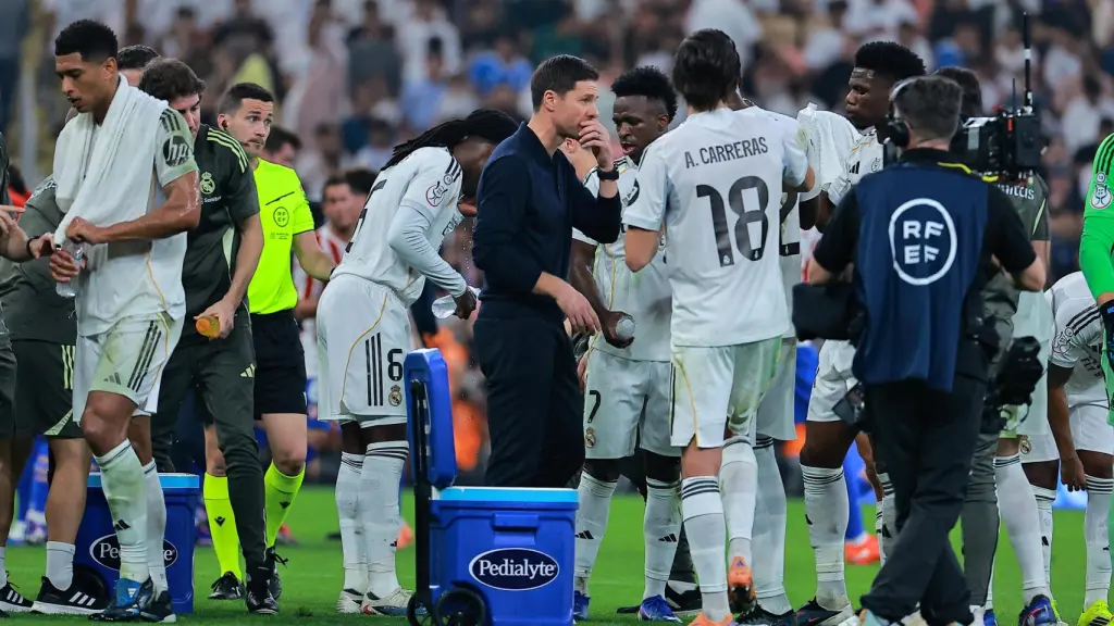 Xabi Alonso da instrucciones contra el Atlético de Madrid.