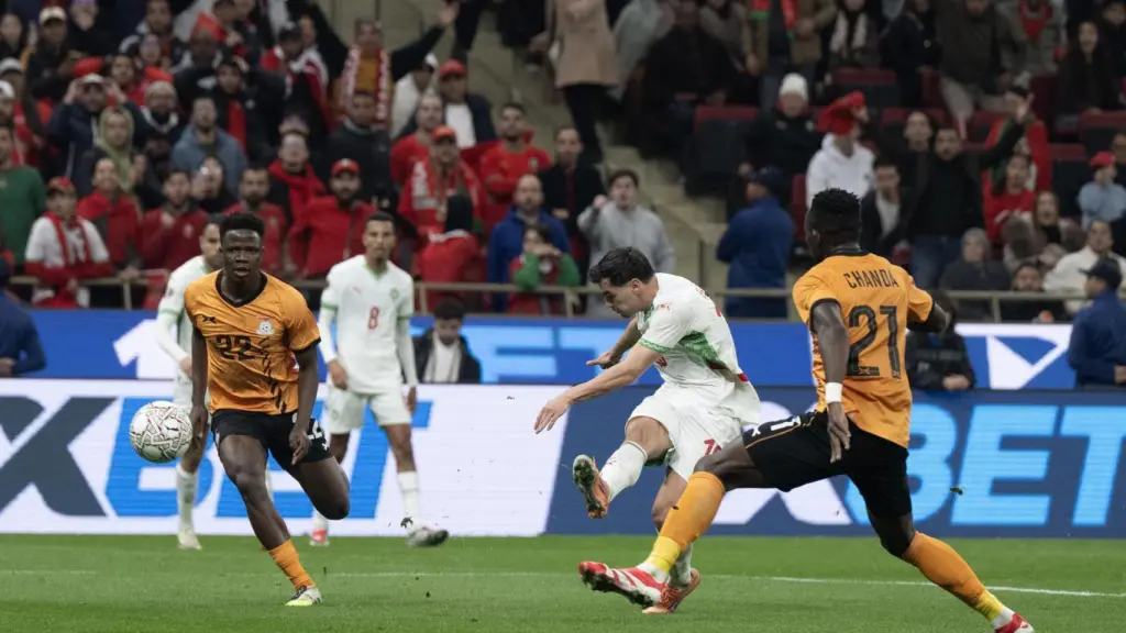 Una acción de Brahim Díaz contra Zambia en la Copa África