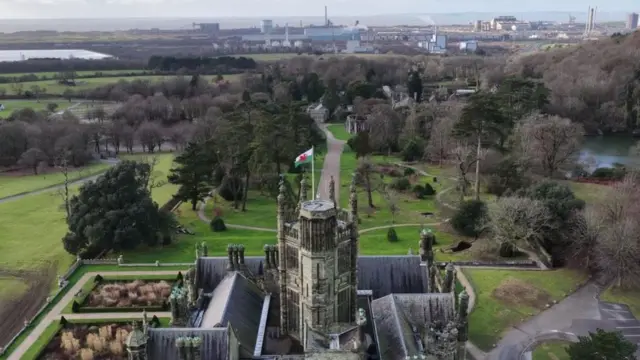 Una foto aére del castillo de Margam en primer plano y las siderúrgicas de Port Talbot en la distancia