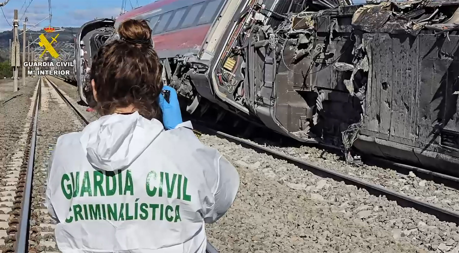 Una agente de Criminalística, en el lugar del accidente ferroviario.