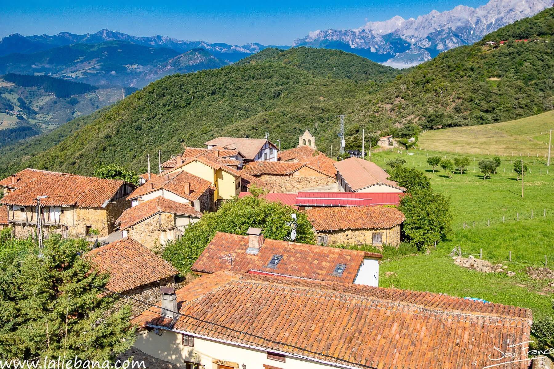 Foto: Este núcleo rural del norte de España conserva una arquitectura tradicional bien preservada y una relación directa con el entorno natural. (Extraída de Facebook)
