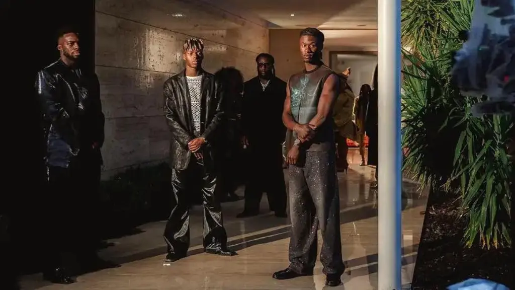 Los hermanos Nico e Iñaki Williams, junto con Camavinga, en el videoclip de Burna Boy.