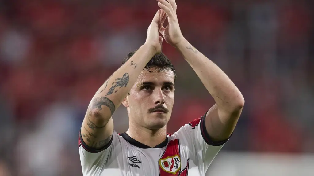 Sergio Camello agradece el apoyo a la afición del Rayo Vallecano tras el partido ante Osasuna.