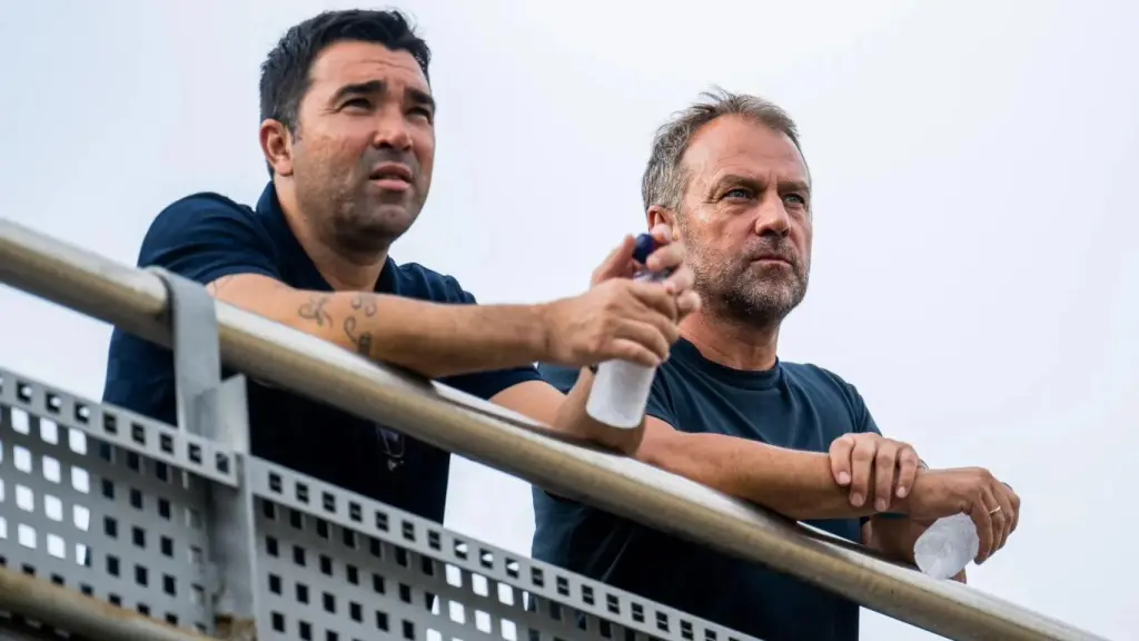 Deco y Hansi Flick observan un partido del Barça B