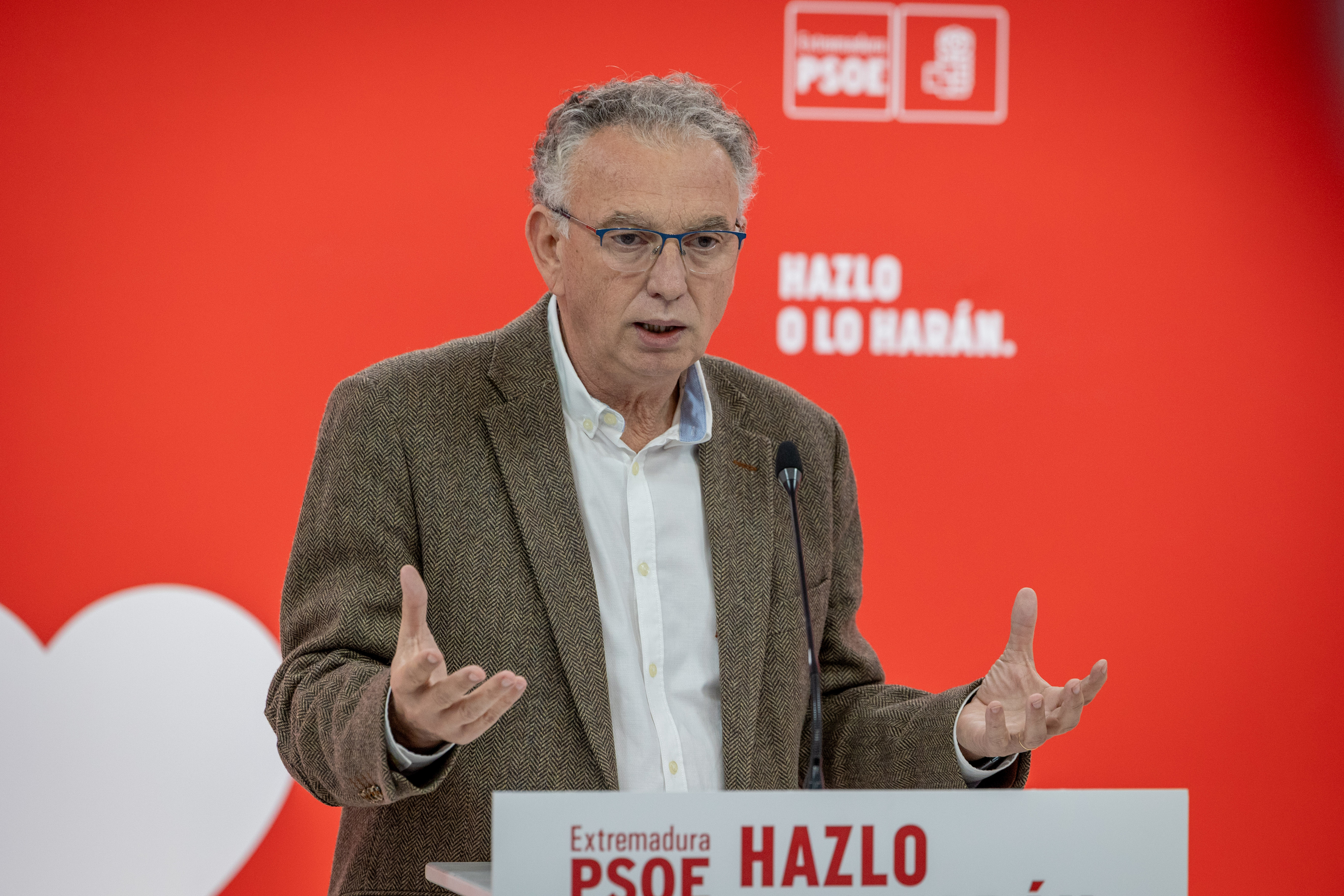 El presidente de la Junta Gestora del PSOE de Extremadura, José Luis Quintana, durante una rueda de prensa el pasado viernes.