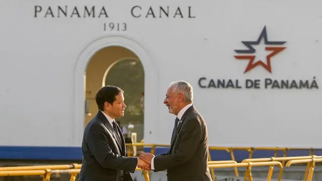 El secretario de Estado de Estados Unidos Marco Rubio junto al administrador del canal, Ricaurte Vasquez, durante su visita a Panamá en febrero de 2025